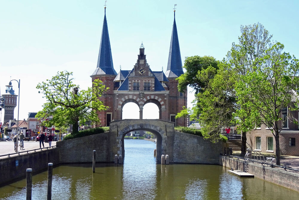 De Waterpoort van Sneek op een zonnige dag
