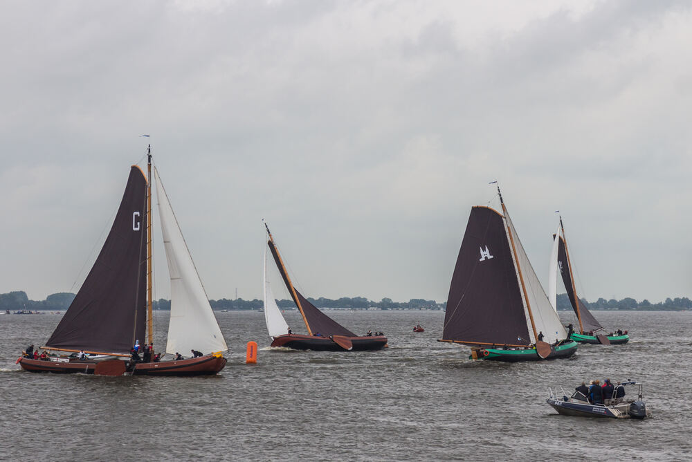 Skûtsjes met bruine zeilen in wedstrijd op het Sneekermeer