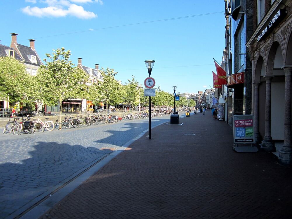 De Nieuwestad in Leeuwarden met fietsen langs de gracht