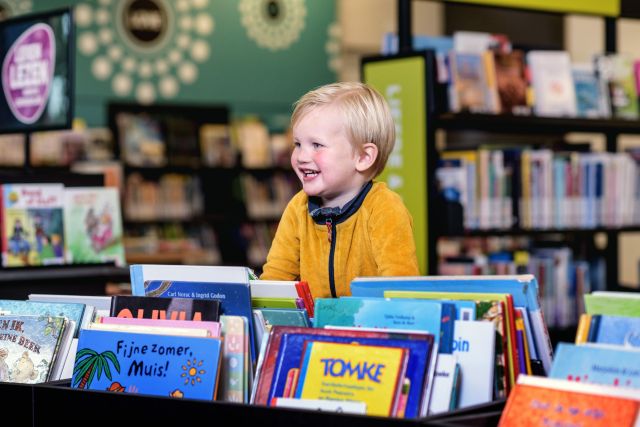 Voorleespret in de bibliotheek — familie-kids in Friesland